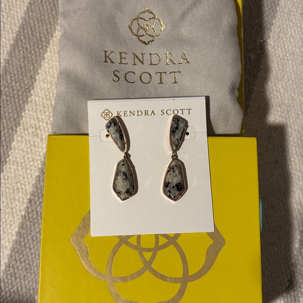 Kendra Scott Traci earrings in gray granite